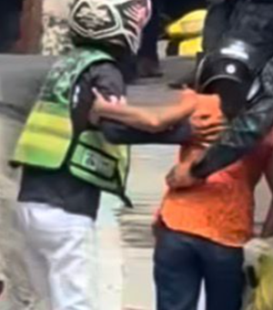 Passageira de mototáxi fica ferida após moto derrapar em brita no Centro de Arapiraca