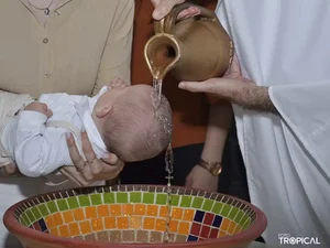 Imagem de terço se forma na água durante batismo de bebê em SC