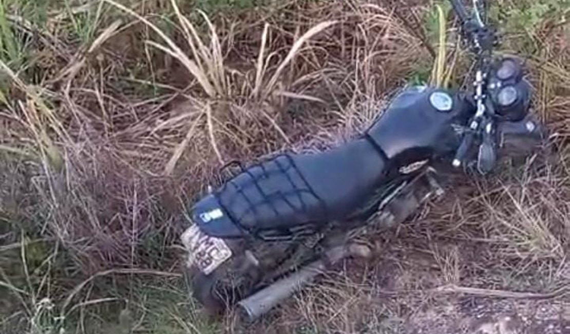 Moto é encontrada abandonada em matagal no Benedito Bentes