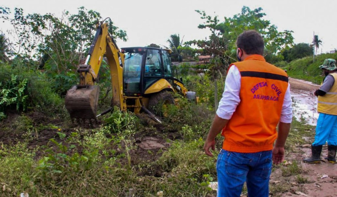 Defesa Civil e Infraestrutura limpam córregos para minimizar transtornos causados pela chuva