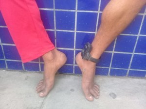 Criminoso espanca homem com pedaço de pau para tomar bicicleta 