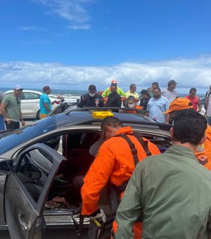 Colisão entre dois carros deixa feridos presos às ferragens no Pontal da Barra