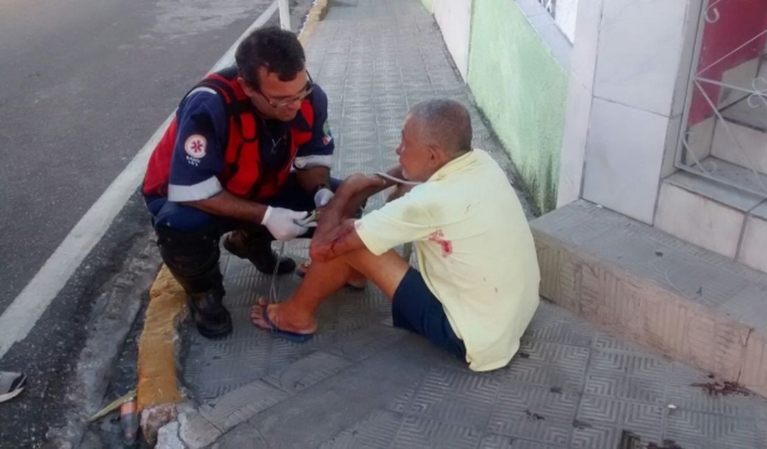 Idoso embrigado passa mal e homem é assaltado na porta de casa em Arapiraca