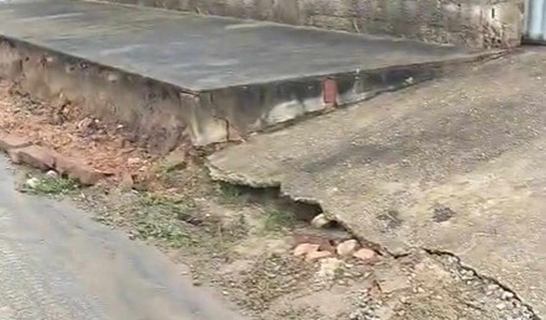 Morador denuncia transtornos após obra danificar calçadas em Arapiraca