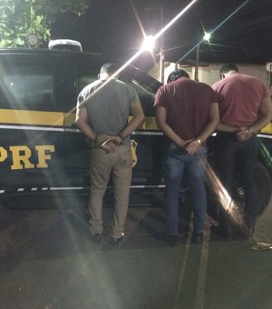 [Vídeo] Trio é preso em carro roubado com placa adulterada na BR-104
