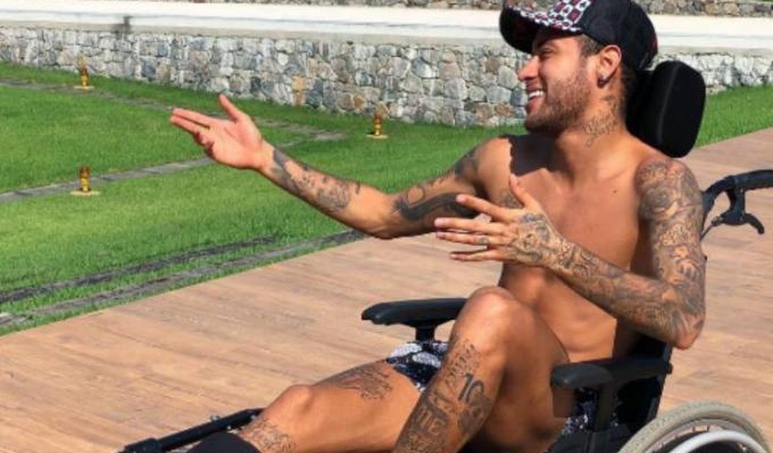 De cadeira de rodas, Neymar ‘homenageia’ Stephen Hawking