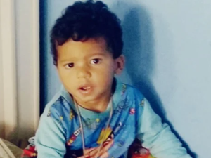 Bebê de 1 ano morre baleado no Rio enquanto cortava cabelo