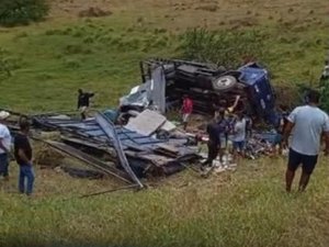 Caminhão capota e deixa três feridos e um cavalo morto em Garanhuns