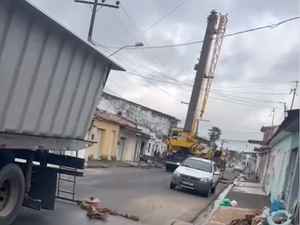 [Vídeo] Morador de Arapiraca fecha rua e aciona guindaste para instalar piscina no quintal de casa﻿