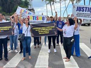 Mães de autistas protestam contra Seminário feito por plano de saúde; entenda o motivo