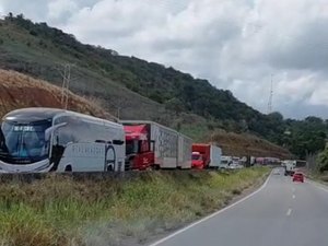 Colisão entre caminhões deixa trânsito parado em trecho da AL-101 na região do Cocal