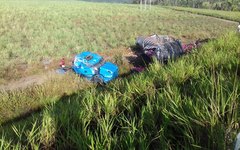 Caminhão carregado de café sobra em curva e cai de viaduto na BR-101