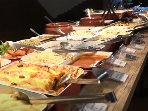 [Vídeo] Biustrô reabre para almoço com música ao vivo e ambiente requintado