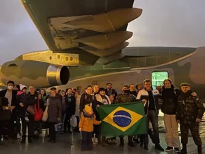 Avião da FAB parte da Polônia com brasileiros e animais resgatados da guerra