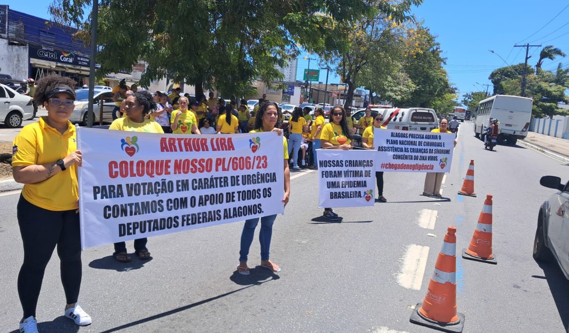 Famílias de crianças com síndrome do zika vírus protestam na Av. Fernandes Lima