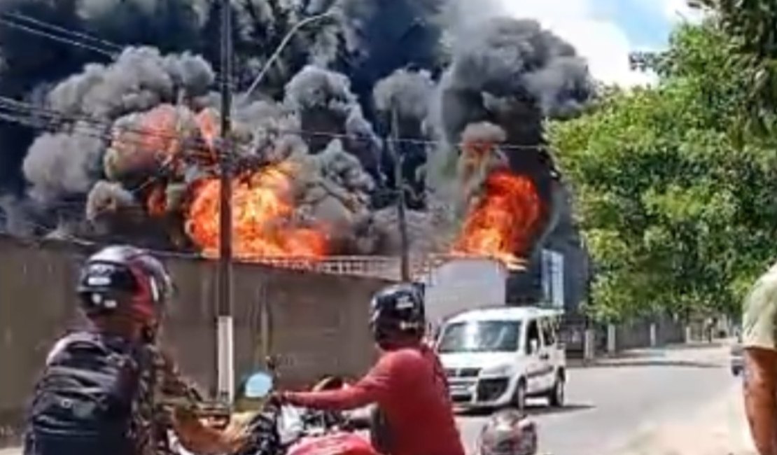 Caminhão-baú pega fogo no Conjunto Salvador Lira, em Maceió