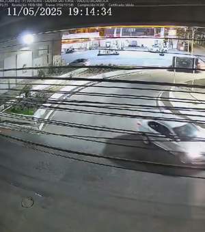 Homem encapuzado é flagrado incendiando pertences de pessoas em situação de rua