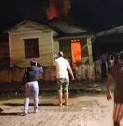 Casa de idosos é destruída por incêndio depois de ser atingida pelas chuvas em Penedo