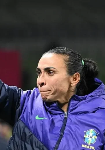 Marta indica estar fora da Copa e desabafa: 'não devemos a quem fala m...'