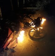 Moto é incendiada por populares após condutor atropelar mulher na AL-110 em Arapiraca