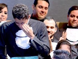 Com muita emoção, estudantes de baixa renda recebem diploma de medicina