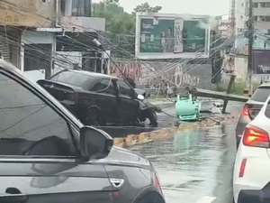 [Vídeo] Motorista colide contra poste na Leste-Oeste e deixa região sem energia elétrica