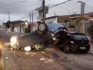 Motorista perde o controle da direção, capota veículo e foge sem prestar socorro
