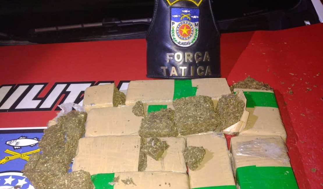 PM apreende 4kg de maconha que estava dentro de sacola em terreno baldio