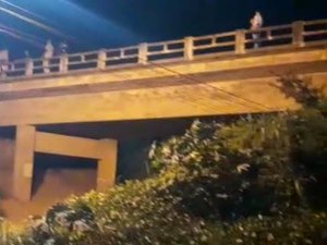 Policial salva homem que tentava pular de ponte em Arapiraca