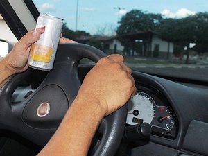 Condutor se envolve em acidente e é preso suspeito de dirigir embriagado em Maceió