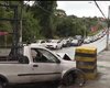 Carro perde controle, bate em mureta e bloqueia parte da Av. Leste-Oeste