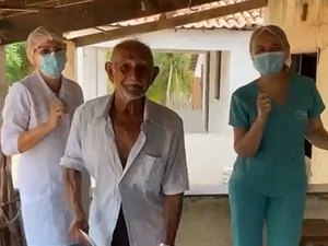 Agricultor de 89 anos comemora vacinação dançando 'Bum Bum Tam Tam' no Ceará