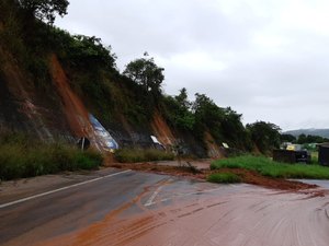 [Vídeo]Trevo que dá acesso a Tanque D'arca está interditado