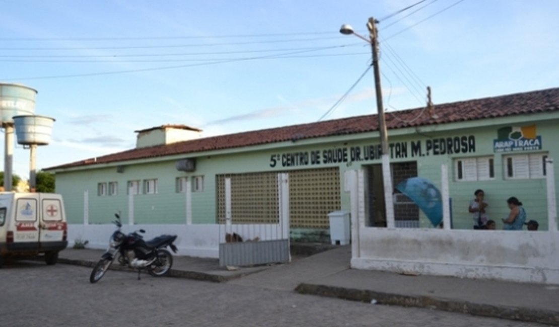 Homem quebra grade do 5º Centro de Saúde de Arapiraca