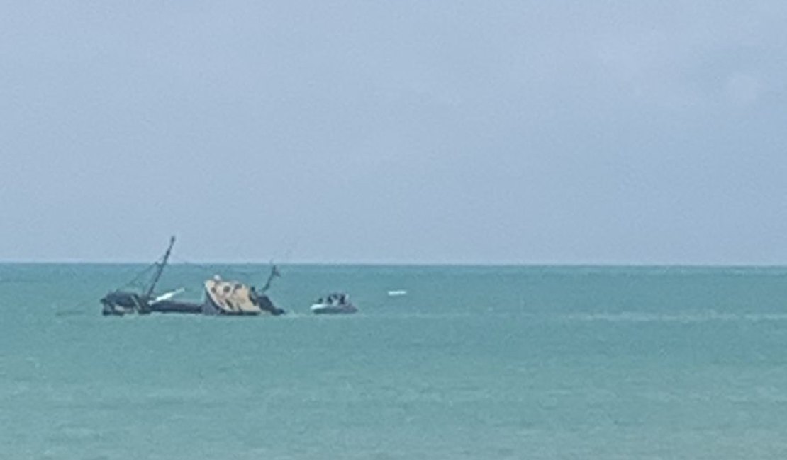 Embarcação naufraga na praia de Barreira do Boqueirão, em Japaraginga