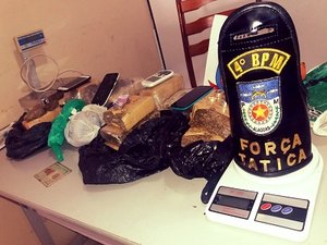 Mulher é presa com quase oito quilos de maconha