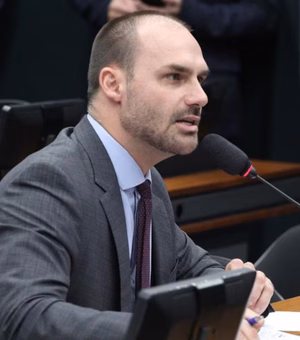 Líder do PT pede prisão de Eduardo Bolsonaro por atentado à soberania nacional