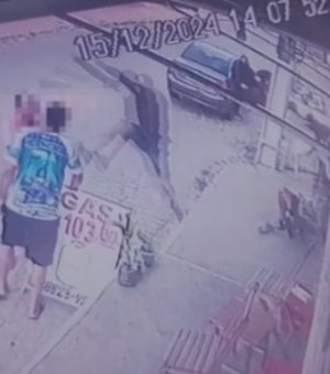 [Vídeo] Homem com camisa de organizada é espancado por seis homens encapuzados, em Maceió