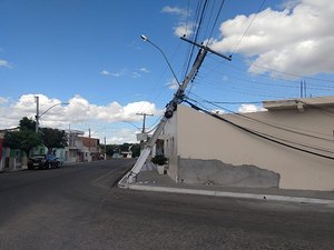 Caminhão bate em poste e interrompe fornecimento de energia no Sertão