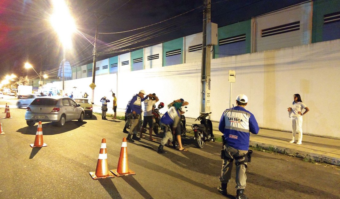 Lei Seca prende condutor embriagado e recolhe cinco habilitações em Maceió