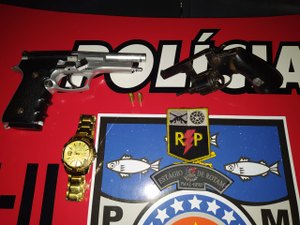  Populares denunciam suspeitos e polícia apreende arma de fogo com a dupla 
