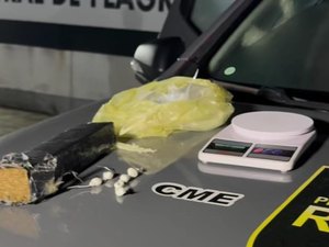 Após denúncia de vizinhos, homem é preso vendendo drogas na mesa de casa no Jacintinho