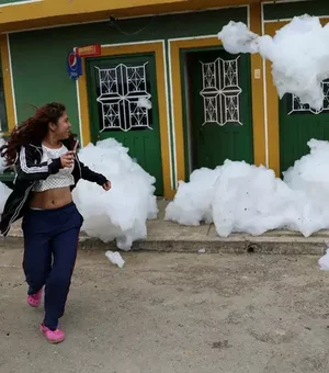 Cidade na Colômbia é 'invadida' por espuma