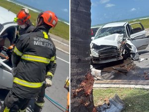Carro colide contra coqueiro e motorista fica preso às ferragens na Av. Assis Chateaubriand