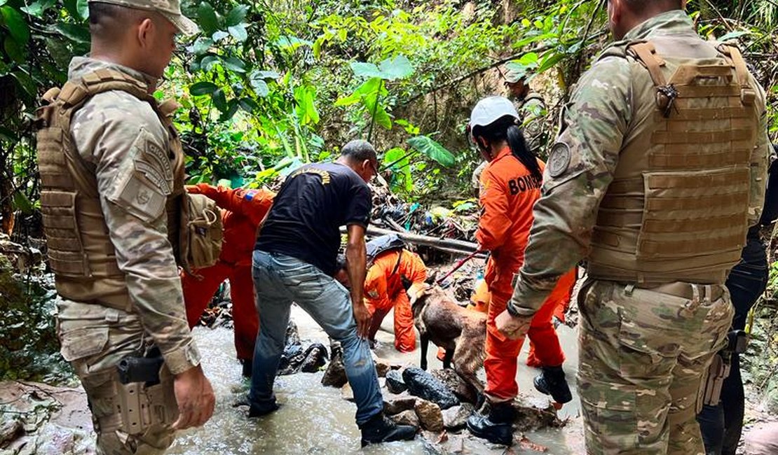 Bombeiros procuram por corpo em grota na capital