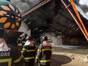 Incêndio no Distrito Industrial mobiliza bombeiros e pode durar até sábado (11)