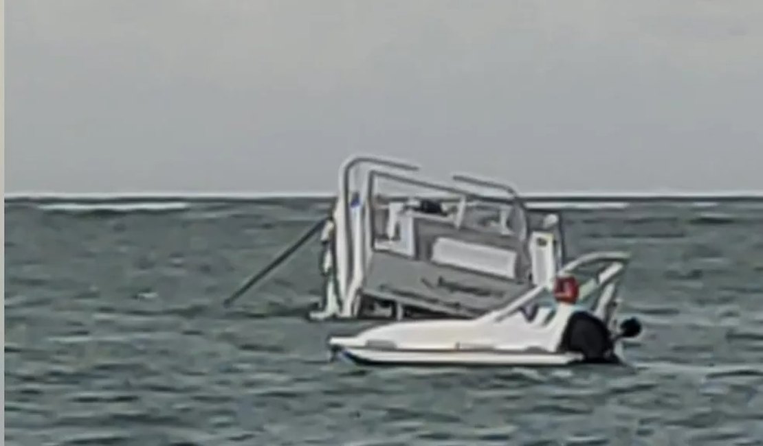 Catamarã afunda na Praia de Ponta Verde