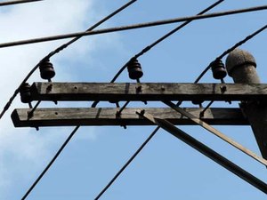 Irmãos de 2 e 14 anos morrem eletrocutados após pipa enroscar em fio 