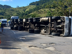 Carreta tomba na BR-101 com carga de garrafas pet e de vidro