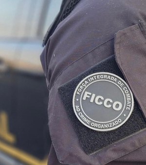 Homem acusado de estelionato é preso dentro de ônibus que saiu de Maceió